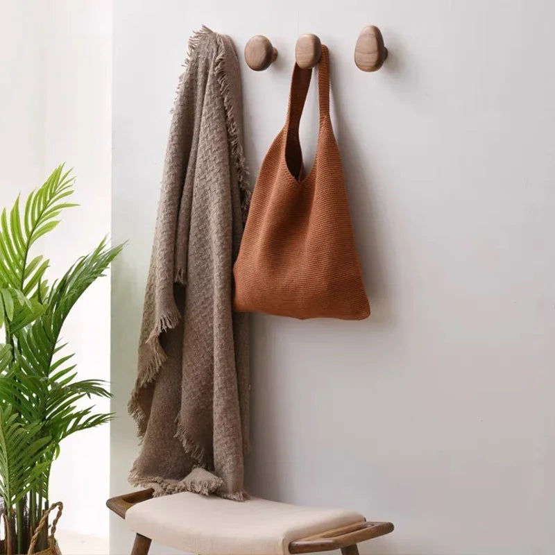 Gancho de Parede Minimalista em Madeira Natural – Suporte Decorativo para Casacos, Chapéus, Chaves, Toalhas e Bolsas | Decoração Moderna 2025